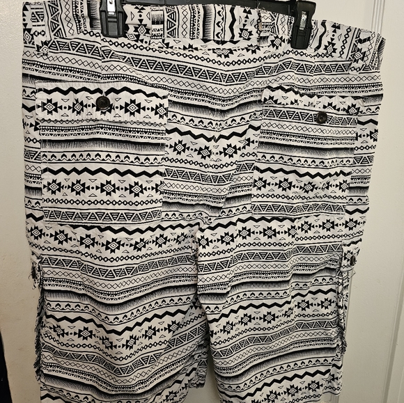 Zipcode Bermuda shorts 42" black & white in Tribal print. 100% cotton in GWC - Picture 6 of 6